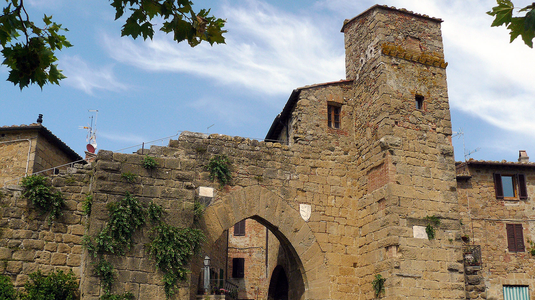 L'antica porta di entrata nel borgo di Monticchiello